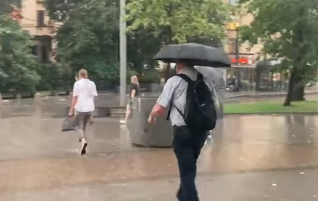 Дощ. Фото: скріншот YouTube-відео