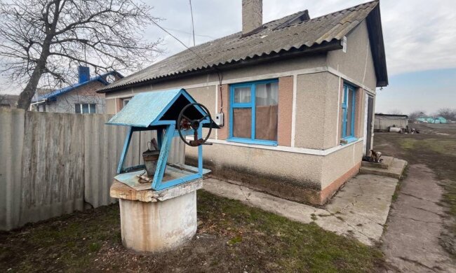 Очистка води в криниці після паводакаю Фото Стіна