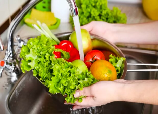 Мытье овощей и зелени. Фото: YouTube