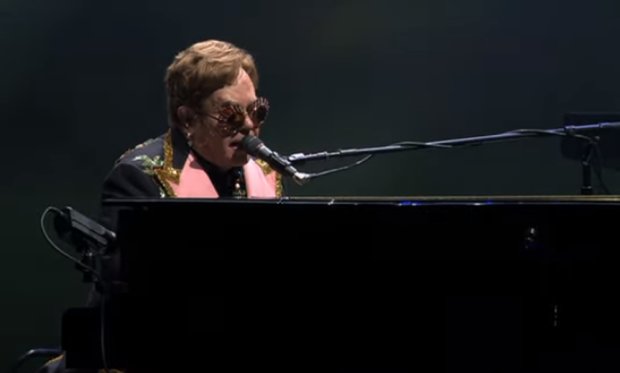 Элтон Джон был вынужден отменить концерт из-за болезни фото: Скриншот YouTube