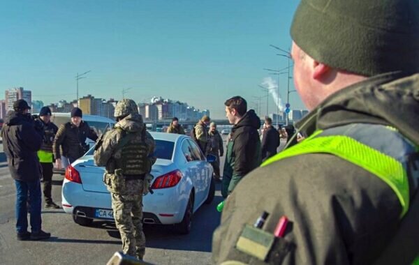 Військові та поліція на мобільному блокпосту зупиняють авто