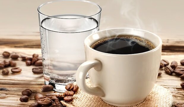 Кофе со стаканом воды. Фото: YouTube