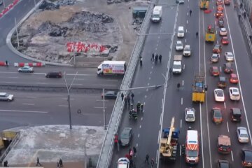 Кто виновен в падении электростолбов на Шулявском мосту. Фото: YouTube, скрин