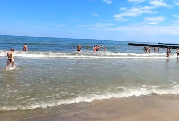 Пляж.  Фото: скриншот YouTube-видео