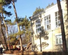 В Киеве на территории школы взорвалось здание, фото Facebook Киев Оперативный