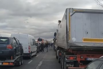 Граница полностью загружена автомобилями, фото: скриншот с YouTube