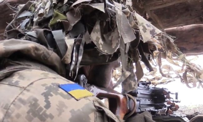 В зоне ООС получили ранения четверо защитников Украины. Фото: скриншот YouTube