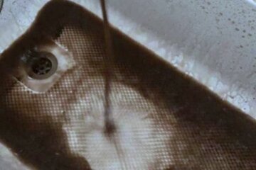 Вот такая вода течет из кранов в Симферополе. Фото: скриншот fakty.ua