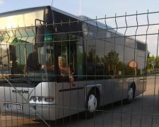 Происки конкурентов с тачанками: вандалы «поработали» над автобусом, курсирующим к КПВВ «Станица Луганская» (фото)