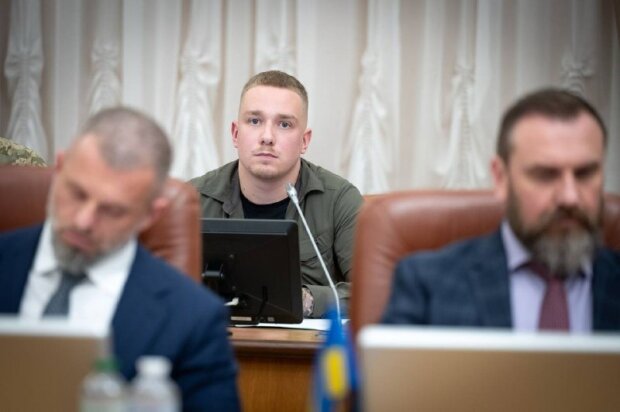 Олександр Терен представляє проєкт «Відвал ніг» на засіданні уряду