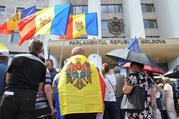 В Молдову пришла Украина: отстранен президент, заблокированы госучреждения