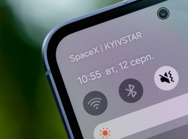 Украинцам рассказали, как подключить Starlink в смартфоне. Фото: FEDOROV
