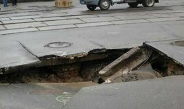 Киевские дороги уходят под землю:  даже коммунальщики страдают, угодили в ловушку