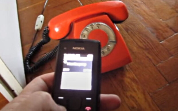 Телефон. Фото: скриншот YouTube-видео.