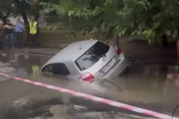 У Києві масштабне НП: місто топить, машини йдуть під асфальт – дороги пливуть. Відео