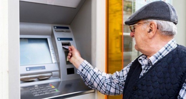 Пенсионер, банкомат. Фото: Media.az