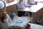Кернес раздавал свои агитматериалы школьникам. Фото: скриншот YouTUbe