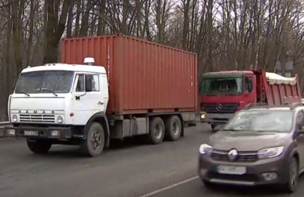 В Украине хотят ввести плату за проезд по автомобильным дорогам. Фото: скриншот YouTube