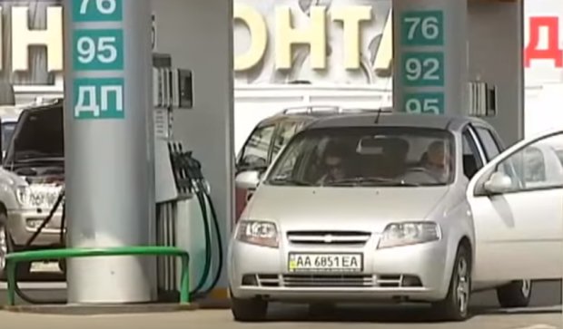 Цены на бензины продолжают снижаться, фото: скриншот с YouTube