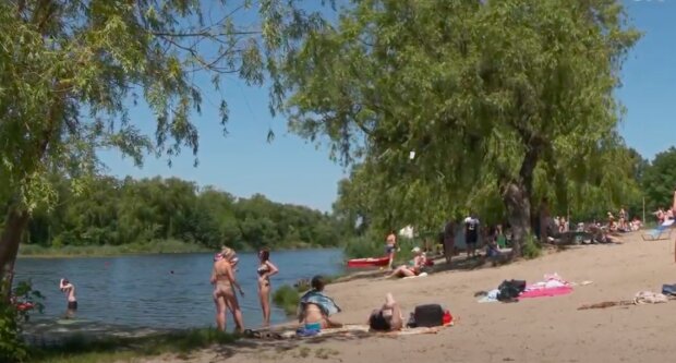 Достали купальники: в Харькове люди убегают от жары в водоемы