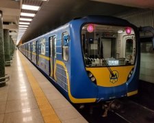ЧП в киевском метро: движение парализовано - тысячи пассажиров не могут уехать