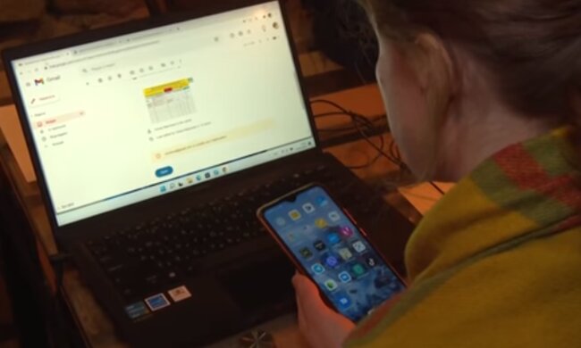 Робота за ноутбуком. Фото: скріншот YouTube-dbltj