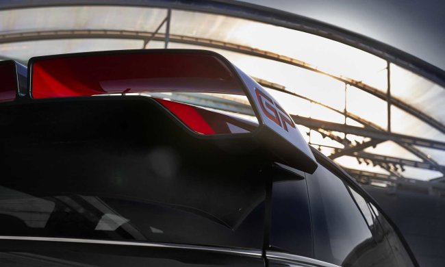 Более 300 "лошадей" под капотом: MINI готовит сюрприз для любителей скорости и компактности