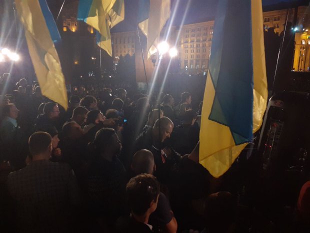 Второй день: в Киеве снова протестуют против "формулы Штайнмайера". Прямой эфир