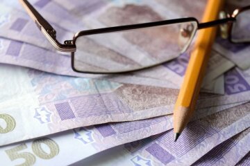 Две пенсии в одни руки. Фото: скриншот Youtube