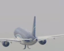 Самолет в небе, фото: Скриншот YouTube