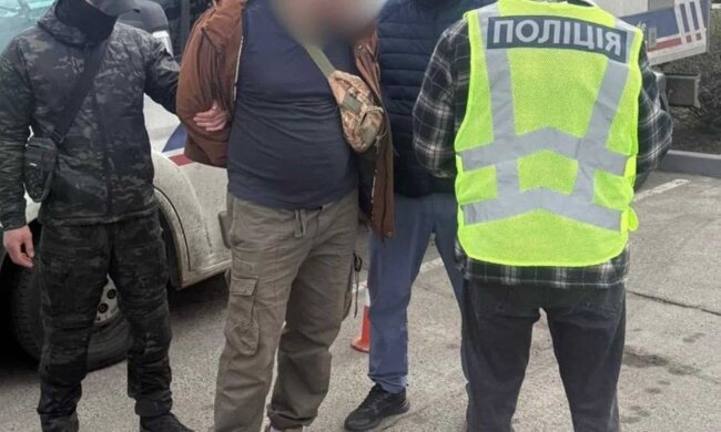 Суд у Києві розглядає справу організатора схеми переправи через кордон