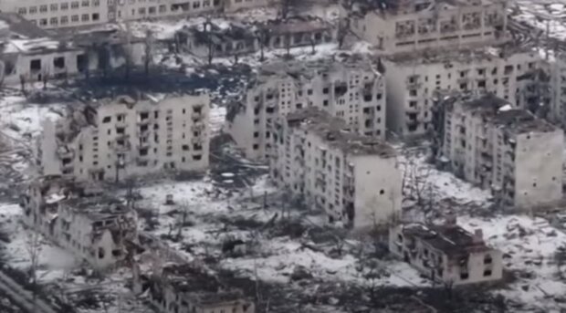 Зруйновані будинки у Мар'їнці. Фото: скріншот YouTube-відео
