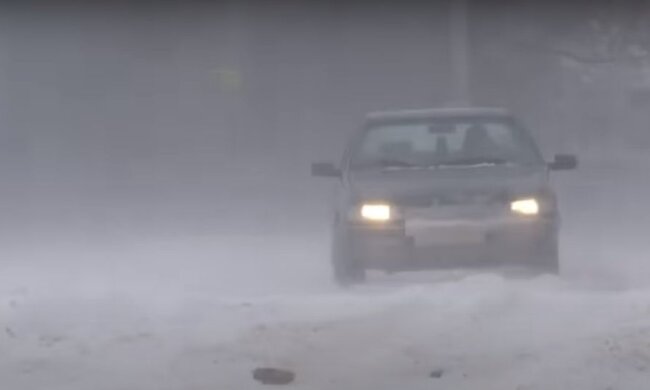 Сильная стихия накрыла Украину: дороги завалены снегом, много авто в ловушке - работают спасатели. Кадры