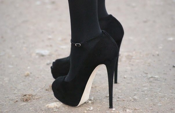 В сети показали, что происходит с девушками, когда они на высоких каблуках спускаются с горки