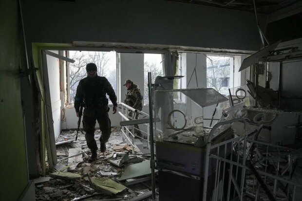 Мариупольский роддом после удара оккупантов. Фото AP / Evgeniy Maloletka