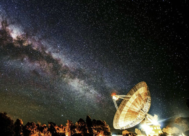 Астрономы получили загадочный сигнал от источника на расстоянии 7,9 миллиардов световых лет