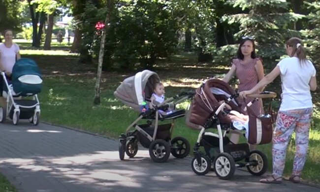 Молоді мами з дітьми в парку. Фото: скріншот YouTube-відео