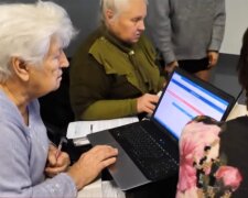 Бабуся за комп'ютером (скриншот YouTube)