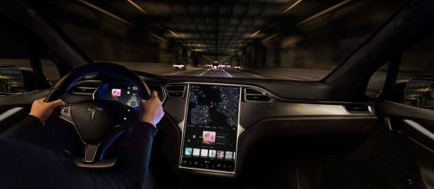 Показали, как Tesla Autopilot ведет себя ночью под дождем