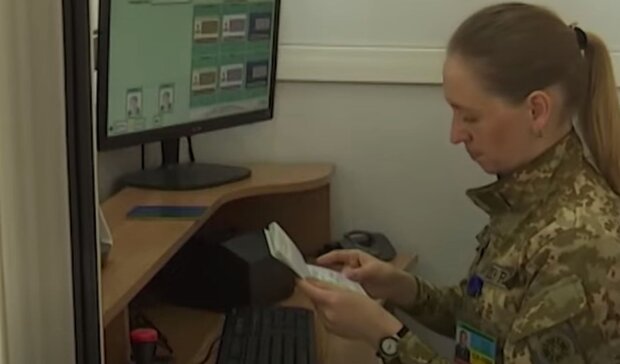 Проверка документа на границе. Фото: скриншот YouTube-видео