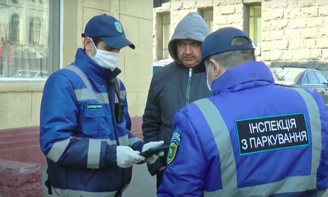 Заставят платить: Кернес отправил на улицы Харькова новых парковщиков