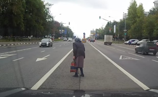 Пенсионерка на дороге. Фото: youtube