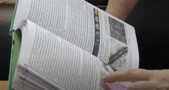 Учебник. Фото: скриншот YouTube.