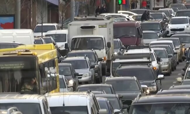 В Раде решили обложить налогом автовладельцев. Фото: скриншот Youtube
