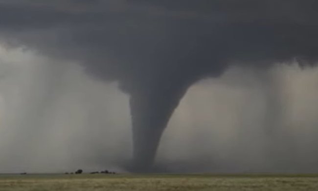 В Украине пронесся мощный смерч. Фото: скриншот YouTube