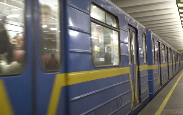 В киевском метрополитене мужчина ударил сотрудницу. Фото: YouTube, скрин