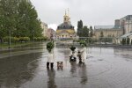 Скульптури Кия, Щека, Хорива та Либіді у трипільському вбранні на Поштовій площі в Києві