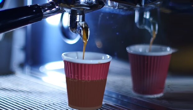 Приготовление кофе. Фото: скриншот YouTube-видео