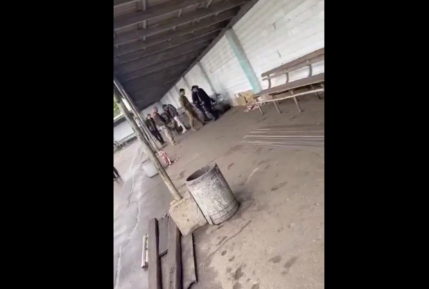 У мережі з'явилося відео, як із бусифікованих роблять "добровольців"