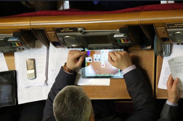 Для Верховной Рады приобрели "золотые" планшеты, фото: uareview